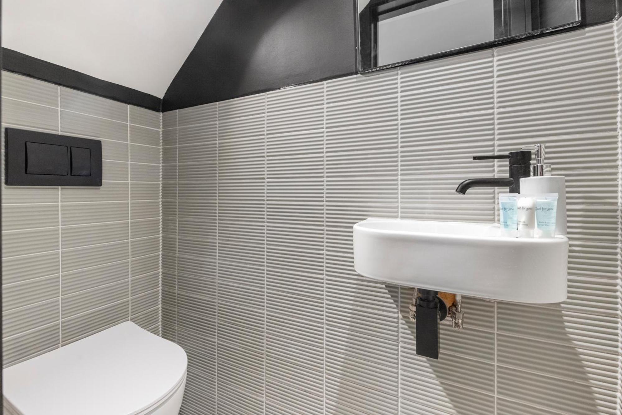 런던 Unwind In Style 2Br With Cozy Backyard For Groups 아파트 외부 사진