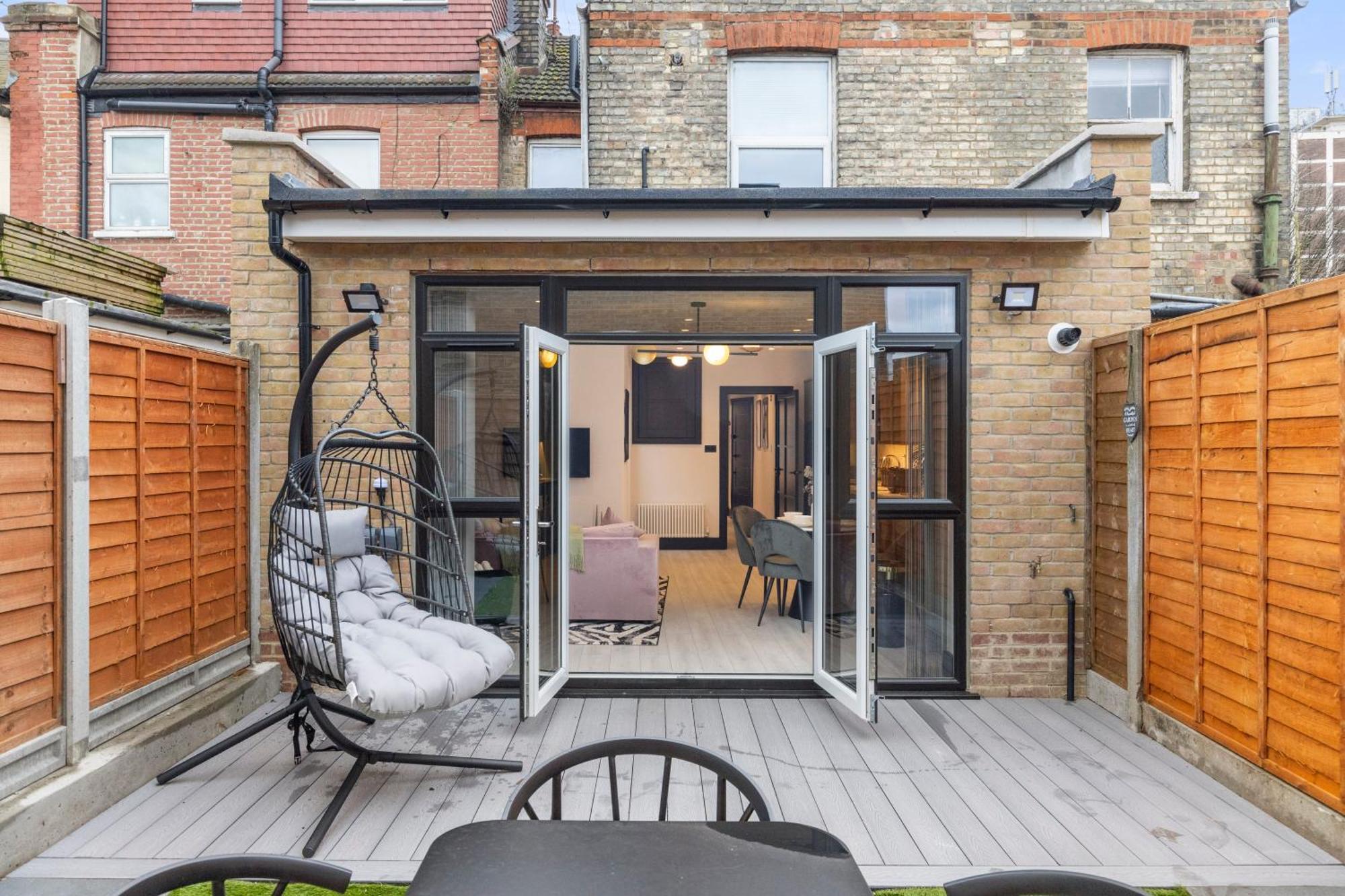 런던 Unwind In Style 2Br With Cozy Backyard For Groups 아파트 외부 사진