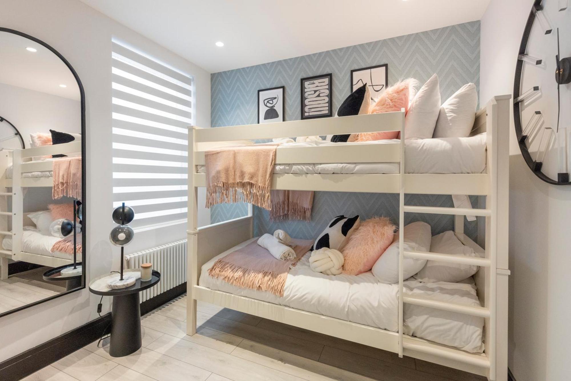 런던 Unwind In Style 2Br With Cozy Backyard For Groups 아파트 외부 사진