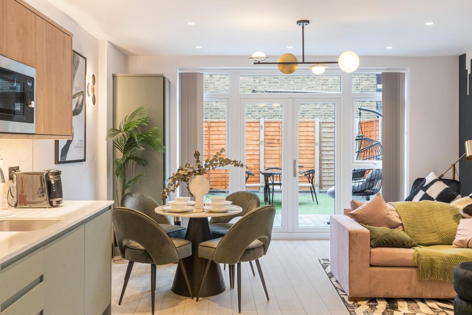 런던 Unwind In Style 2Br With Cozy Backyard For Groups 아파트 외부 사진